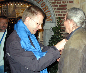 Foto zeigt Martin Willing, dem Wallfahrtsrektor Stefan Zekorn eine Ehrennadel ansteckt.