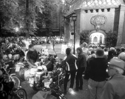 Foto zeigt Kapellenplatz bei der Lichterprozession der Motorradfahrer.