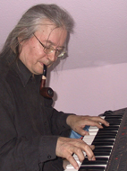 Foto zeigt Martin Willing am Keyboard