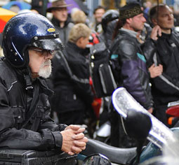 Foto zeigt betenden Motorrad-Pilger.