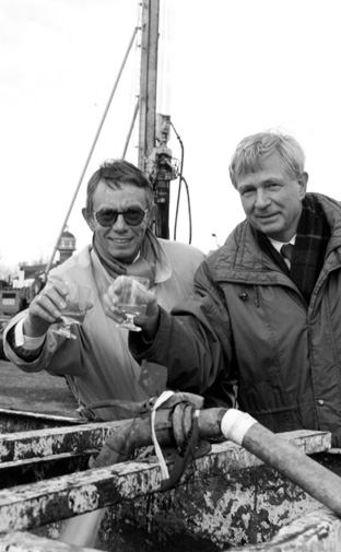 Foto zeigt Stadtdirektor Heinz Paal am Bohrloch.