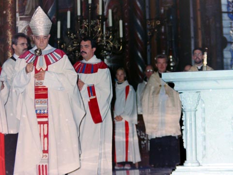 Bischof Lettmann bei Altarweihe 1992