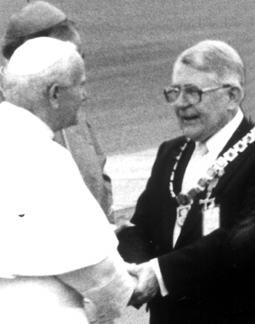 Foto zeigt Karl Dingermann bei der Begrüßung von Papst Johannes Paul II.