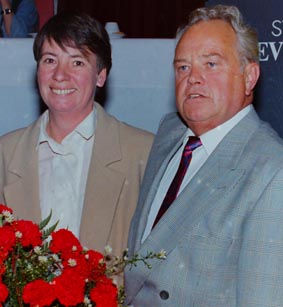 Foto zeigt Helmut Esters mit Dr. Barbara Hendricks