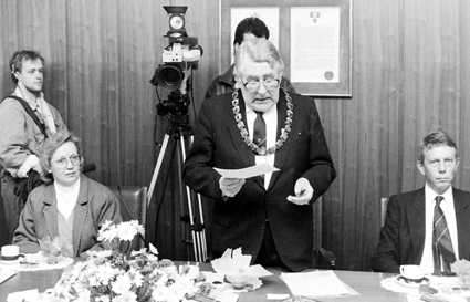 Foto zeigt Marianne Janssen mit Bürgermeister Dingermann und Stadtdirektor Paal