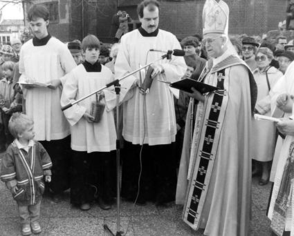 Foto zeigt Bischof Heinrich Maria Janssen 1987 in Kevelaer