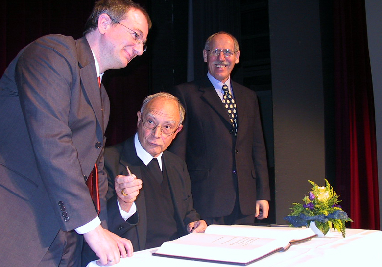 Lettmann beim Eintrag ins Goldene Buch der Stadt Kevelaer