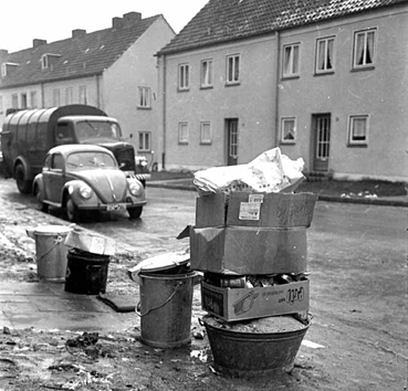 Foto zeigt Müllabfuhr in vergangenen Zeiten