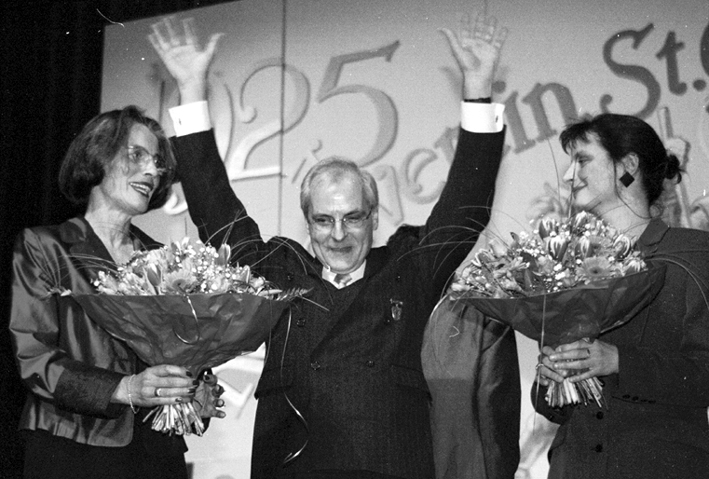 Foto zeigt Gerd Plümpe bei der Proklamation zum Festkettenträger mit Frau Gerda und Tochter Lucia