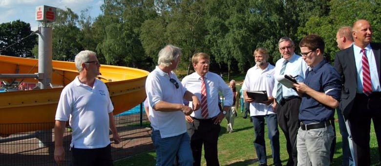 Pofalla zu Besuch im Freibad