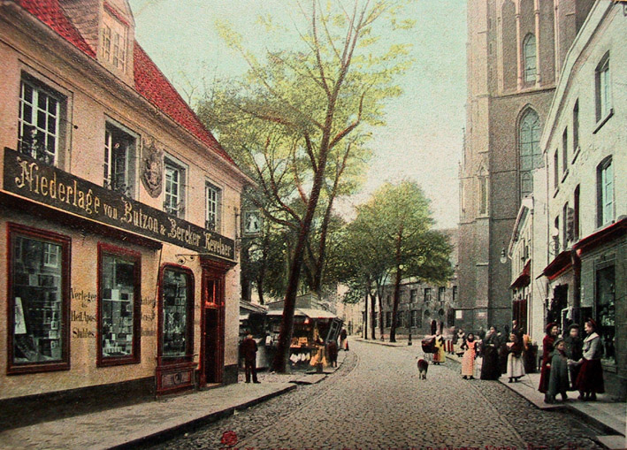 Foto zeigt Hauptstraße Kevelaer und Verkaufsbuden auf Kapellenplatz