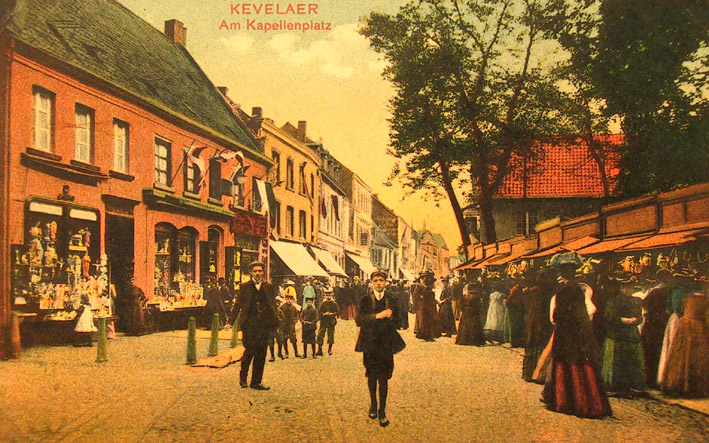 Foto zeigt Verkaufsbuden auf dem Kapellenplatz im Jahr 1908
