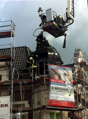 Das Bild der Feuerwehr zeigt Dachstuhlbrand im Haus Alt Derp (1)