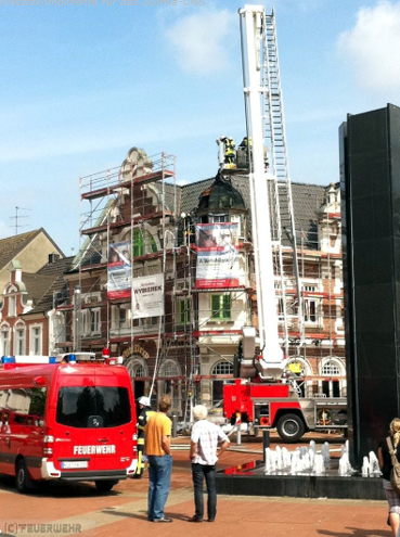 Das Bild der Feuerwehr zeigt Dachstuhlbrand im Haus Alt Derp (2)