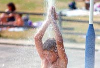 Foto zeigt Jungen unter Brause im Freibad Kevelaer