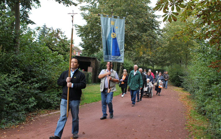 5. Norder Küsten-Wallfahrt - Prozession zur Kirche der Klarissenschwestern