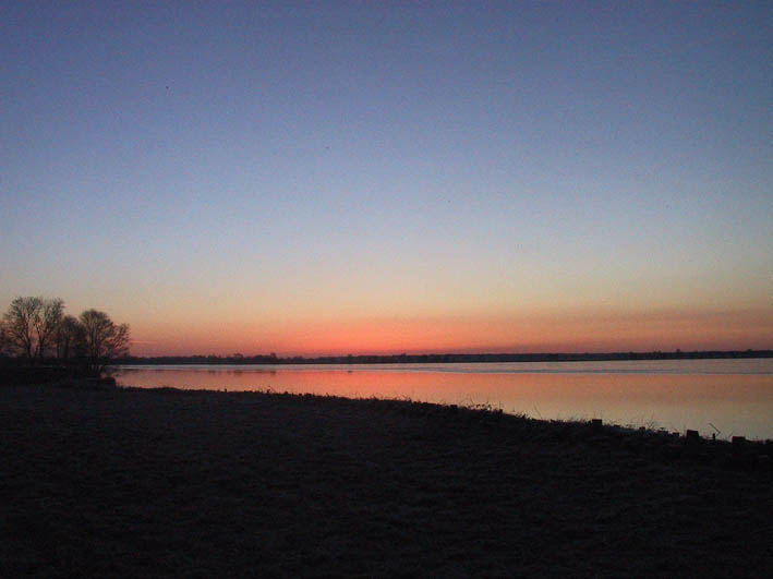 Foto zeigt Sonnenaufgang am Eversmeer in Ostfriesland