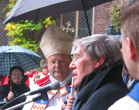 Foto zeigt Bischof Bode und Bildhauer Gerresheim