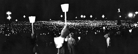 Foto zeigt viele Pilger bei der Lichdterprozession in Fatima