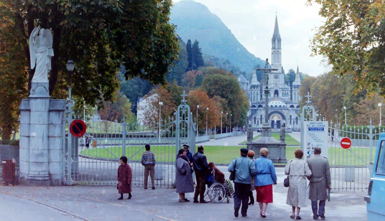 Blick auf die Basilika von Lourdes