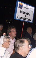 Foto zeigt Pilger in Lourdes