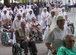 Foto zeigt Kranke in Lourdes