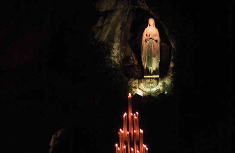 Foto zeigt Erscheinungsgrotte bei Dunkelheit